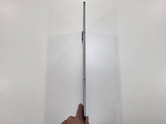 갤럭시 탭 S11 울트라의 옆모습. 두께가 5.1㎜에 불과하다. 사진=구자윤 기자