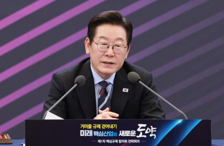 이재명 대통령이 15일 서울 성북구 한국과학기술연구원(KIST)에서 열린 제1차 핵심규제 합리화 전략회의에서 마무리 발언을 하고 있다. 사진=뉴시스