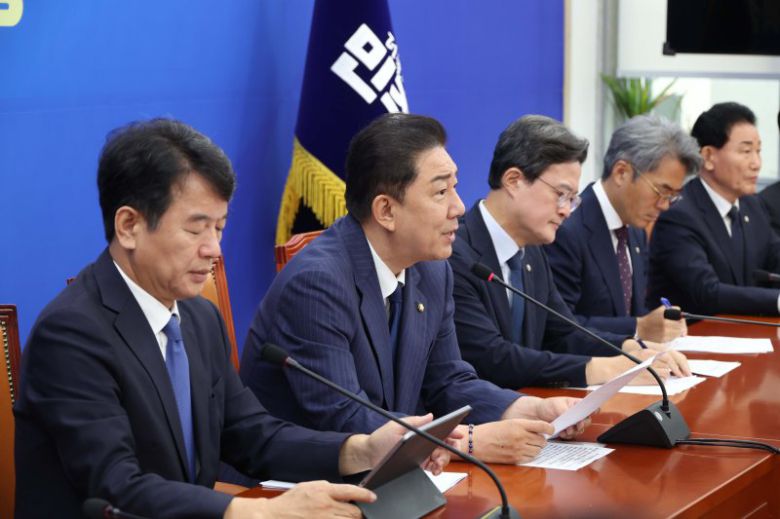 김병기 더불어민주당 원내대표가 16일 국회에서 열린 원내대책회의에서 발언을 하고 있다. 뉴시스