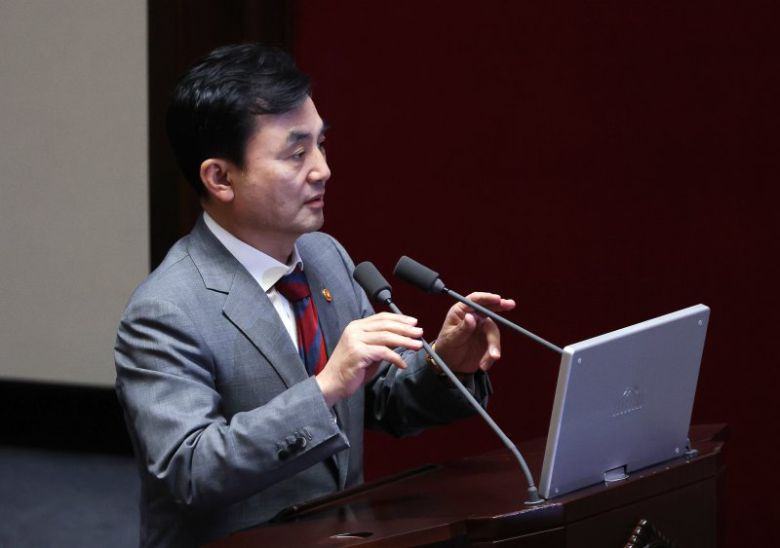 안규백 국방부 장관이 16일 오전 서울 여의도 국회에서 열린 본회의에서 배준영 국민의힘 의원의 대정부 질문에 답하고 있다. 뉴시스