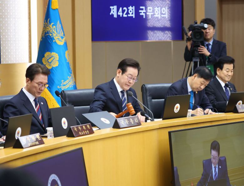 이재명 대통령이 16일 세종시 정부세종청사에서 열린 제42회 국무회의에서 의사봉을 두드리고 있다. 뉴시스