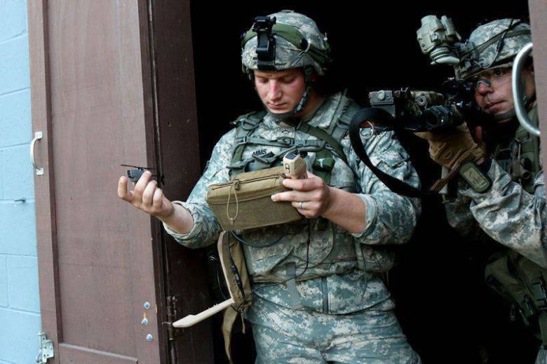 소규모 부대가 휴대하기에 부담 없는 개인정찰시스템(PRS)인 블랙호넷 세트는 운반용 케이스를 포함해 1.3kg의 가벼운 무게다. 25분간 비행할 수 있는 초소형 정찰 드론 블랙호넷 2대와 조종기, 디스플레이를 갖추고 있다. 적외선 기술을 이용한 실시간 영상 및 이미지 전송 기능으로 즉각적인 주야간 감시 정찰 정보를 제공한다. 미 국방부