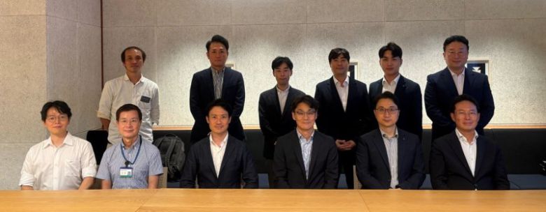 10일 일본 도쿄에서 진행된 팍스프로젝트 종료 보고회에서 케이뱅크 차대산 CTO(앞줄 왼쪽 네번째)와 최재혁 디지털자산TF장(뒷줄 왼쪽 네번째) 등 관계자들이 기념 촬영을 하고 있다. 케이뱅크 제공