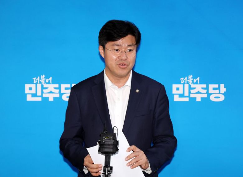 박상혁 더불어민주당 수석대변인이 24일 오후 서울 여의도 국회에서 열린 더불어민주당 중동발 위기 관련 긴급 안보 점검 회의를 마치고 브리핑하고 있다. 뉴시스