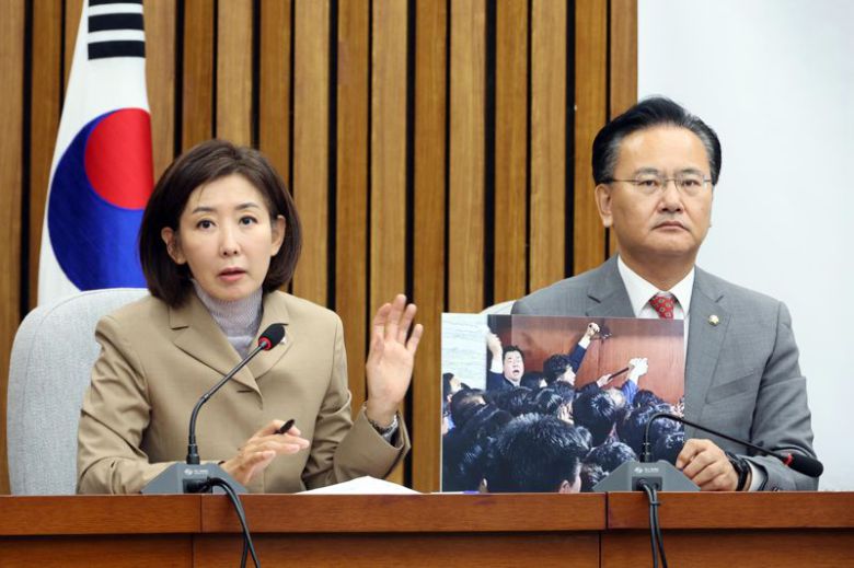 국민의힘 나경원 의원이 16일 서울 여의도 국회에서 열린 원내대책회의에서 발언을 하고 있다. 사진=박범준 기자