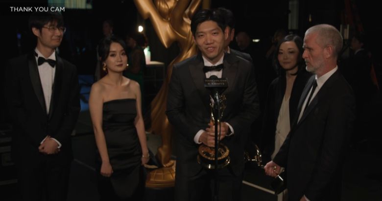 김그륜 모션 그래픽 디자이너(왼쪽 세번째)가 지난해 1월 6일 제 75회 에미상 수상 무대에 올라 발언하고 있다. 에미상 홈페이지 캡처.