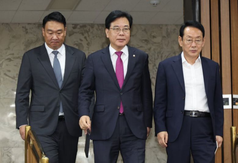 송언석 국민의힘 원내대표가 16일 오전 서울 여의도 국회에서 열린 원내대책회의에 참석하고 있다. 뉴시스