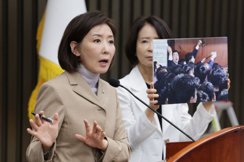 (서울=뉴스1) 신웅수 기자 = 나경원 국민의힘 의원이 16일 오전 서울 여의도 국회에서 열린 긴급 의원총회에서 발언하고 있다. 뉴스1