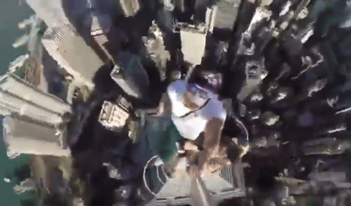 홍콩 센트럴의 마천루에서 한 남성이 셀카봉을 사용해 영상을 찍고 있다. (기사과 직접적 관련없는 자료사진). 뉴시스