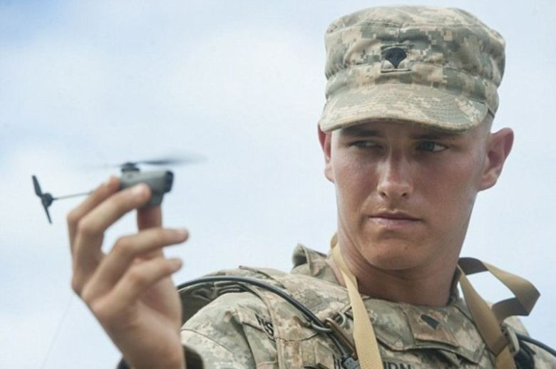 우크라이나에도 호주머니에 넣고 다닐 수 있는 초소형 '블랙호넷' 나노 드론이 공급됐다. 노르웨이와 영국 정부는 지난 2022년 8월 25일 러시아 침공을 받은 우크라이나에 이 드론을 지원하기로 결정했다고 발표했다. 블랙호넷은 미국 텔레다인 플리어사에서 조달해 공급한 것으로 알려졌다. 미 공군                                    소형 쿼드 로터 드론에 비해 싱글 로터 블랙호넷은 시각 및 청각 노출 신호가 매우 적어 밤낮으로 적에게 탐지되지 않고 적 위협을 식별할 수 있다. 20초 이내에 이륙할 수 있고 GPS가 수신되지 않는 환경에서의 임무에 적합하며 인간의 가시선 넘어 은폐된 표적을 빠르게 식별하고 실시간으로 표적에 가한 무기 효과를 평가할 수 있다. 미 국방부