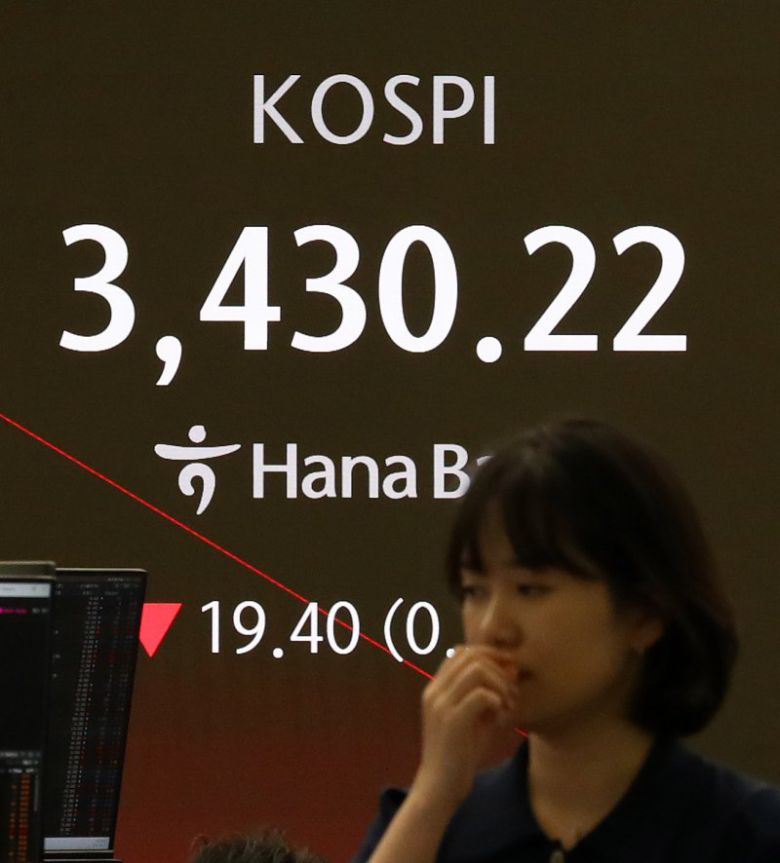 17일 오전 서울 중구 하나은행 딜링룸 전광판에 지수가 표시되고 있다. 뉴시스