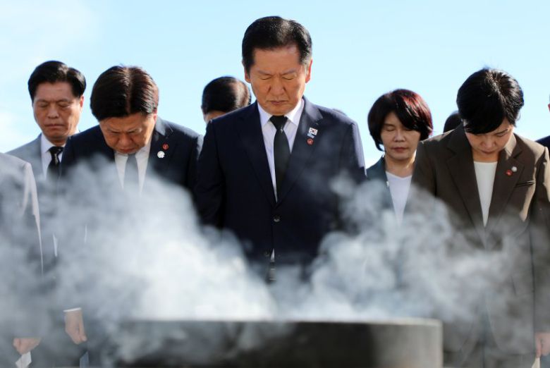 정청래 더불어민주당 대표가 17일 오전 제주시 봉개동 제주4·3평화공원 위령제단 앞에서 묵념하고 있다. 뉴스1