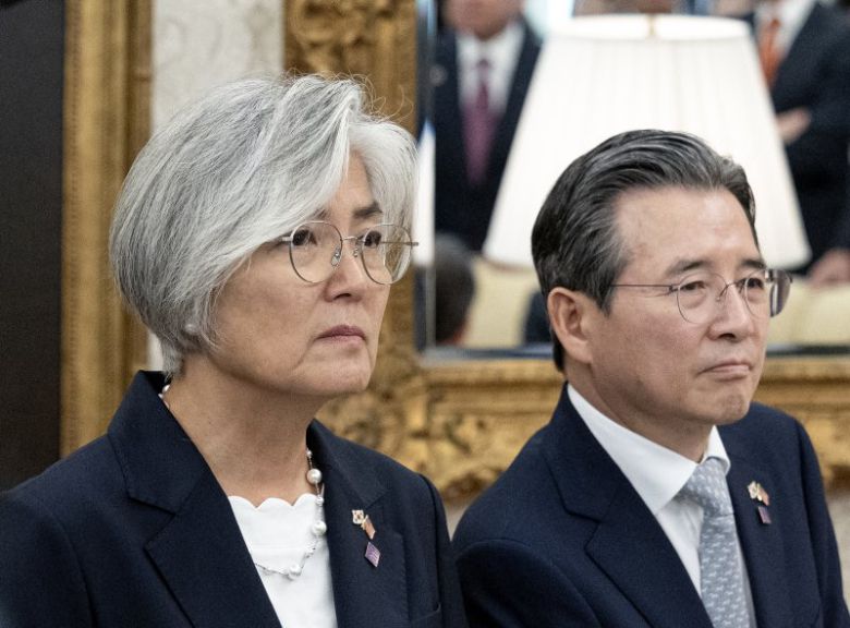 강경화 주미대사 내정자(왼쪽)와 김용범 정책실장이 지난달 25일(현지시간) 미국 워싱턴DC 백악관에서 열린 한미 정상회담에 참석해 있다. 연합뉴스