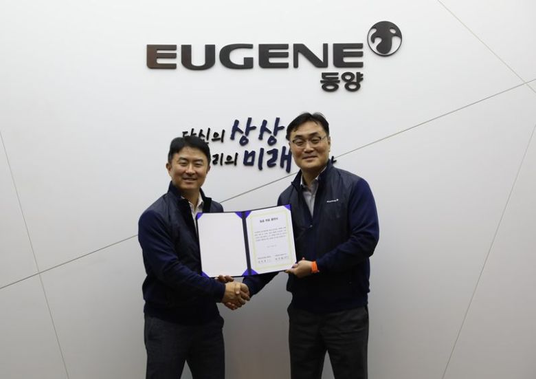 박주형 동양 대표(왼쪽)가 지난 16일 서울 여의도 본사에서 열린 임금협약 위임식에서 김의돈 노조위원장과 악수를 하고 있다. 유진그룹 제공