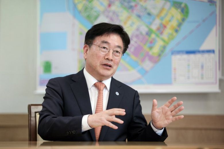 윤원석 인천경제자유구역청장이 17일 송도·청라·영종지역의 투자 유치와 개발 방향에 대해 설명하고 있다. 인천경제청 제공