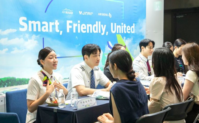 진에어, 에어부산, 에어서울 관계짜들이 지난 16일 서울 코엑스마곡에서 열린 '2025 항공산업 JOB FAIR'에 참가해 구직자들에게 직종별 심층 상담을 진행하고 있다. 진에어 제공