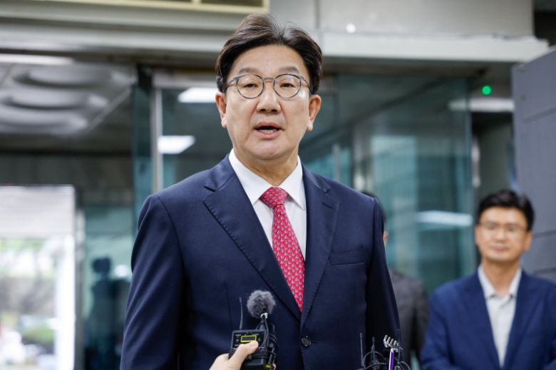 권성동 국민의힘 의원이 16일 오후 서울 서초구 중앙지방법원에서 '통일교 불법 정치자금 수수' 의혹(정치자금법 위반 혐의) 관련 구속 전 피의자 심문(영장실질심사)에 출석하며 입장을 밝히고 있다. 뉴스1