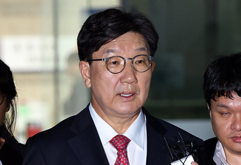 전직 통일교 간부에게 불법 정치자금을 수수한 혐의를 받는 권성동 국민의힘 의원이 16일 서울 서초구 서울중앙지법에서 구속 전 피의자 심문(영장실질심사)을 마친 뒤 호송차로 향하고 있다. 뉴시스