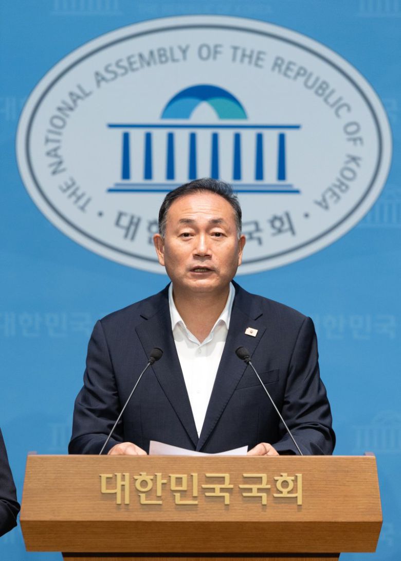 김원이 더불어민주당 의원을 비롯한 국회 산업통상자원중소벤처기업위원들이 17일 서울 여의도 국회 소통관에서 현안 관련 기자회견을 하고 있다. 뉴스1