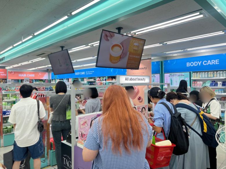 다이소 명동본점의 코스메틱 전용 코너에서 외국인 고객들이 화장품을 구경하고 있다. 사진=김현지 기자