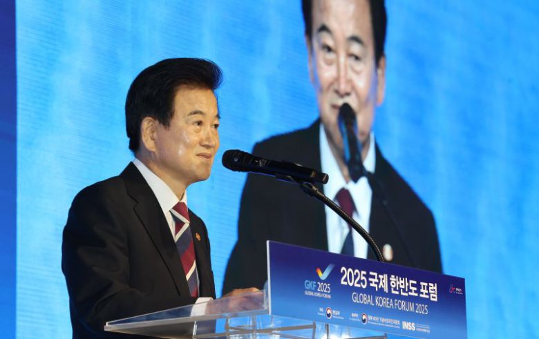 정동영 통일부 장관이 18일 서울 종로구 포시즌스 호텔에서 열린 2025 국제한반도포럼에서 개회사를 하고 있다. 뉴스1