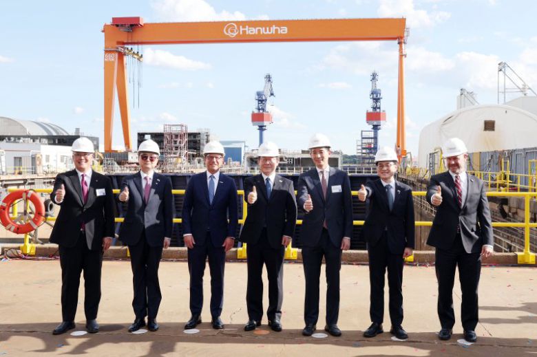 이재명 대통령이 지난달 26일(현지 시간) 필라델피아 한화 필리조선소를 방문해 현장 시찰을 마친 뒤 참석자들과 기념촬영을 하고있다.왼쪽부터 데이비드 김 한화필리조선소 대표, 조현 외교부 장관, 조시 샤피로 펜실베이니아 주지사, 이 대통령, 김동관 한화그룹 부회장, 김정관 산업통상자원부장관, 토드 영 상원의원. 뉴시스