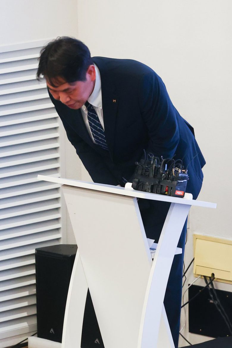 구재형 KT 네트워크부문 네트워크기술본부장이 18일 서울 종로구 KT광화문빌딩에서 열린 KT 소액결제 피해 관련 대응 현황 발표 기자회견에서 허리 숙여 사과하고 있다. 연합뉴스