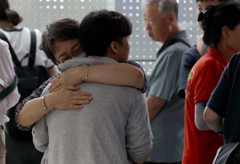 미국 이민당국(ICE)에 의해 조지아주에 구금됐던 한국인 근로자들이 12일 인천국제공항 제2여객터미널을 통해 귀국한 뒤 주차장에서 가족과 만나고 있다.뉴시스