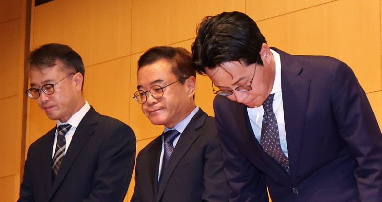 조좌진 롯데카드 대표이사(오른쪽)가 18일 서울 중구 부영태평빌딩 컨벤션홀에서 열린 언론 브리핑에서 롯데카드 대규모 해킹 사고 관련 대국민 사과를 하고 있다. 뉴스1 제공.