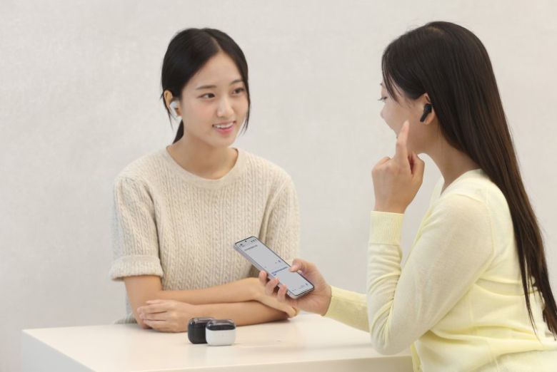 삼성전자 모델이 갤럭시 버즈3 FE를 소개하고 있다. 삼성전자 제공