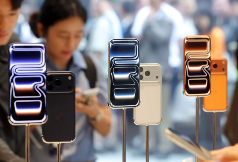 게임 체인저, Apple의 신제품의 정식 판매가 시작된 19일 아침 서울 중구 Apple 명동에서 시민들이 iPhone Pro를 살펴보고 있다. /애플코리아 제공