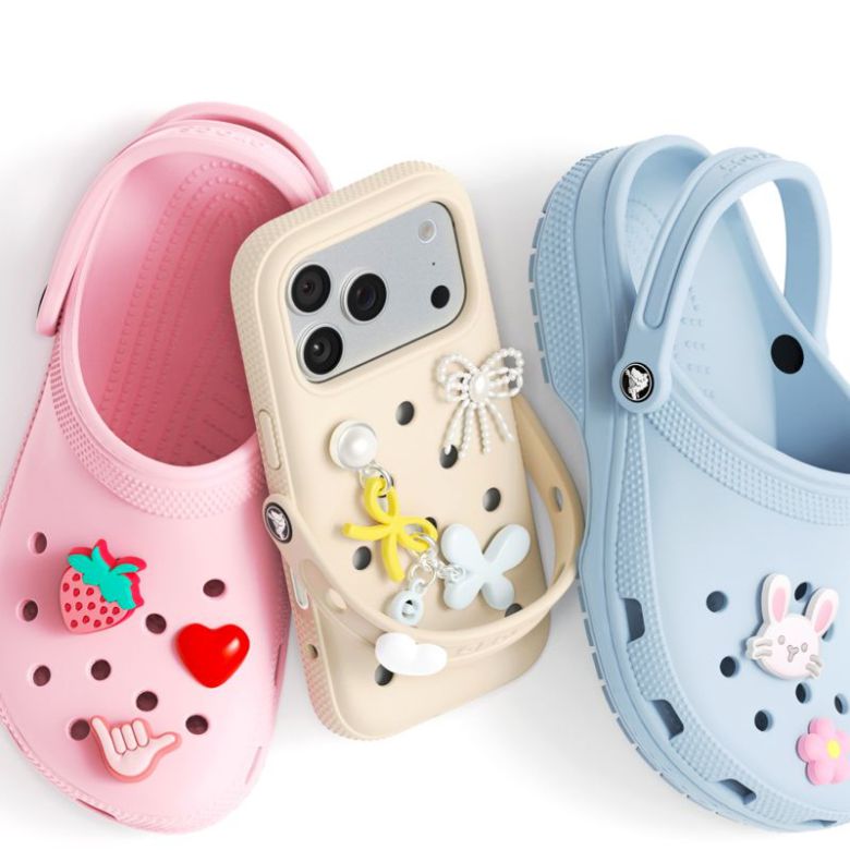 크록스 슬리퍼와 ‘크록스 아이폰17 케이스’를 나란히 둔 모습. 슬래시비슬래시 제공