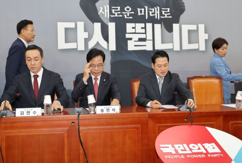 국민의힘 장동혁 대표와 송언석 원내대표가 18일 서울 여의도 국회에서 열린 최고위원회의에 참석하고 있다. 연합뉴스