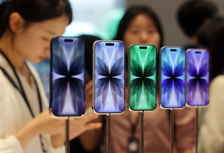 19일 서울 중구 Apple 명동 스토어에서 2024년에 이어 1차 출시국에 포함된 Apple의 신제품이 공개되자, 매장을 찾은 시민들이 제품을 체험하며 제품을 살펴보고 있다. /애플코리아 제공                                    19일 서울 중구 Apple 명동 스토어에서 2024년에 이어 1차 출시국에 포함된 Apple의 신제품이 공개되자, 매장을 찾은 시민들이 제품을 체험하며 제품을 살펴보고 있다. /애플코리아 제공