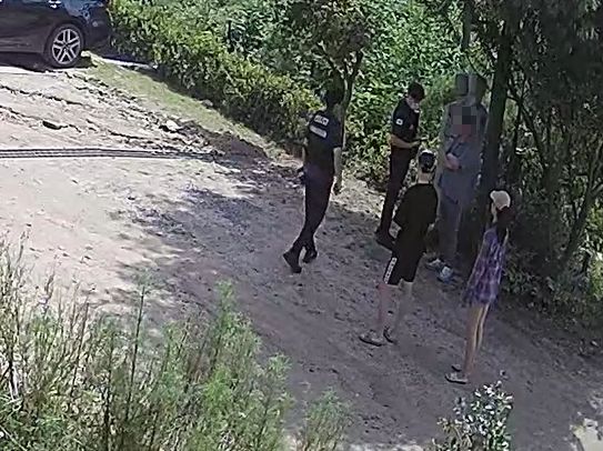 경찰관 부부가 피의자 검거 후 현장 도착한 경찰관들에게 인계하고 있다. 서부경찰서 제공