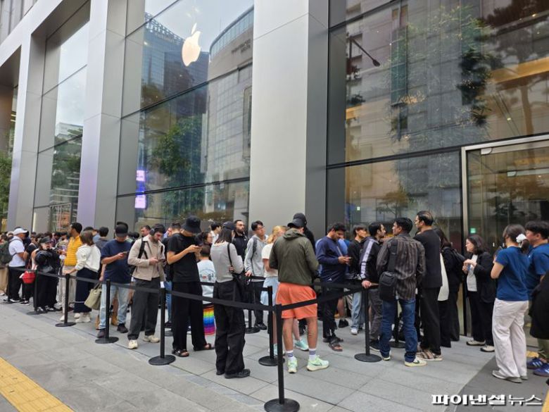 19일 오전 서울 중구 애플스토어 명동 앞에 아이폰 17 시리즈 구매를 기다리는 인파가 몰렸다. 사진=박성현 기자