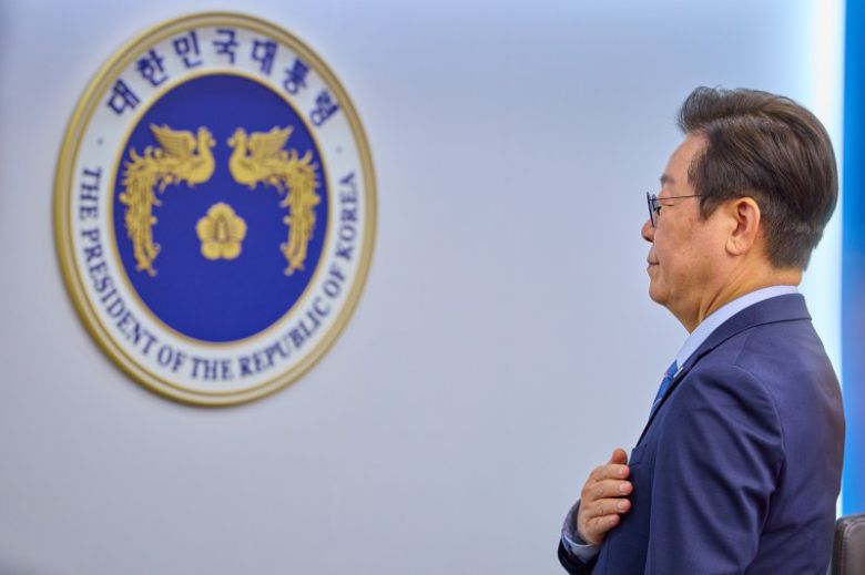이재명 대통령이 18일 서울 용산 대통령실 청사에서 열린 수석보좌관회의에서 국민의례를 하고 있다. 대통령실 제공