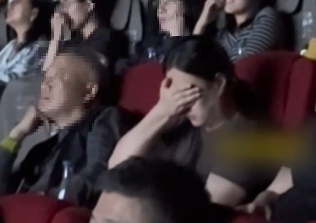 '731' 영화 상영관에서 중국인 관객이 눈을 가리고 있다. 출처=KBS 보도화면