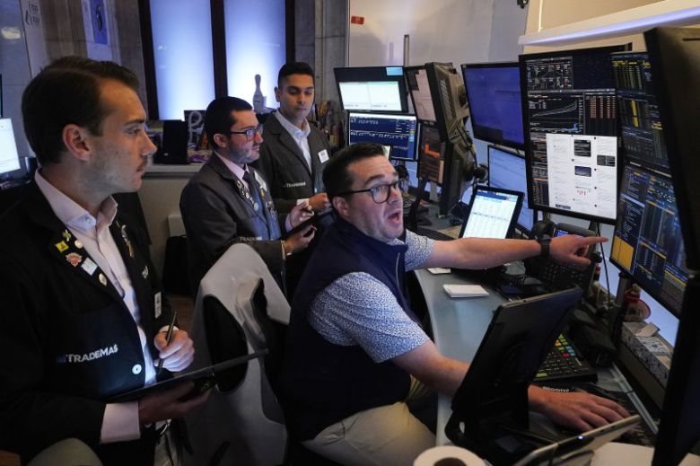 뉴욕 증시 3대 지수가 19일(현지시간) 미국 연방준비제도(연준)의 추가 금리 인하 기대감 속에 이틀 내리 사상 최고 기록을 새로 썼다. AP 뉴시스