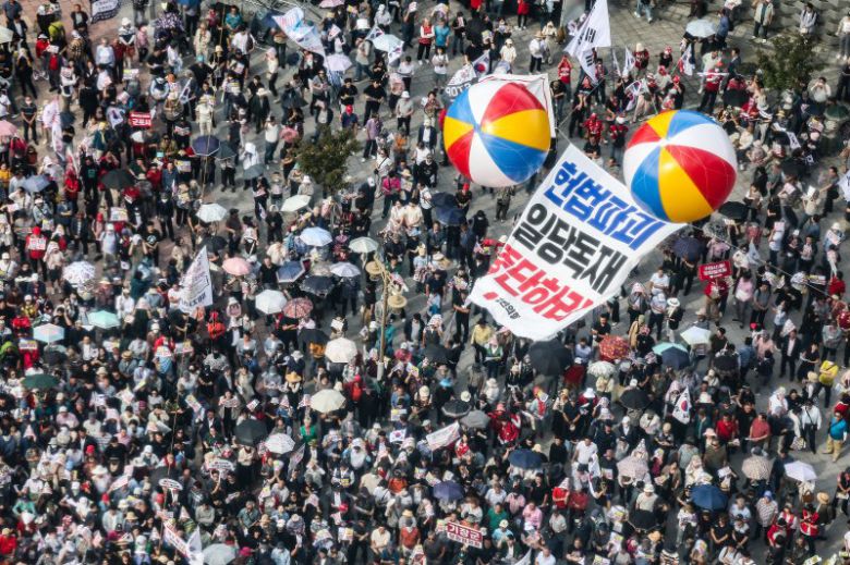 21일 오후 대구 동구 동대구역 광장에서 장동혁 국민의힘 대표를 비롯한 지도부가 참석한 가운데 야당탄압·독재정치 국민 규탄대회가 열리고 있다. 뉴스1화상