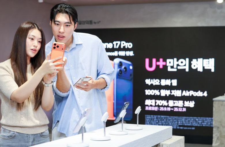 LG유플러스 모델이 아이폰17 시리즈 팝업 전시를 소개하고 있다. LG유플러스 제공