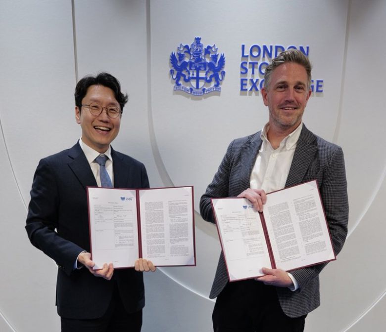 임우형 LG AI연구원 공동 연구원장(왼쪽)과 사이먼 유든 LSEG 퀀트 및 데이터 총괄이 지난 19일(현지시각) 영국 런던증권거래소에서 엑사원 비즈니스 인텔리전스 상용화 서비스를 알리는 행사후 기념촬영하고 있다. LG 제공