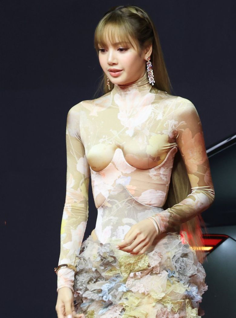 블랙핑크 리사가 지난 17일 부산 해운대구 영화의전당에서 열린 ‘제30회 부산국제영화제(BIFF)' 개막식에 참석하고 있다. 뉴스1