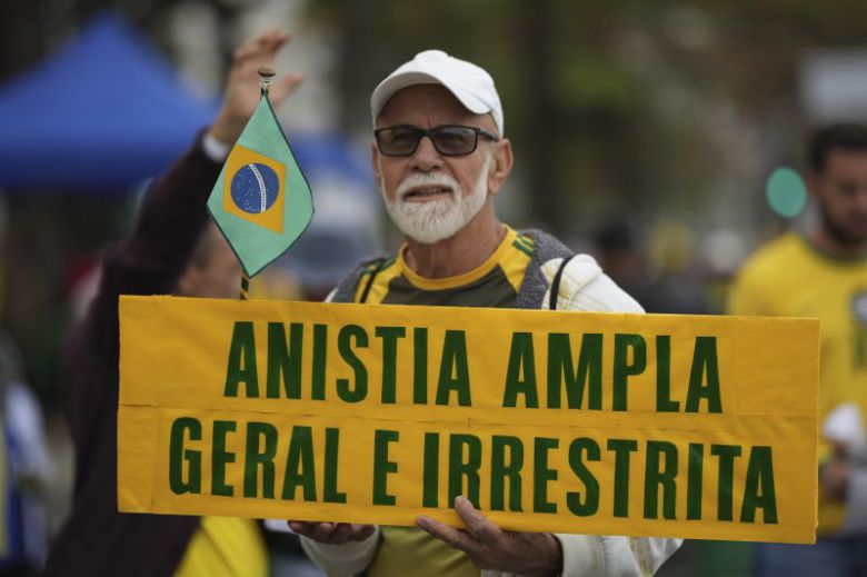 7일(현지시간) 브라질 리우데자네이루 코파카바나 해변에서 열린 자이르 보우소나루 전 대통령에 대한 대법원 재판에 반대하는 시위 참가자가 "무조건 사면"이라는 내용이 적힌 손팻말을 들고 있다.AP뉴시스