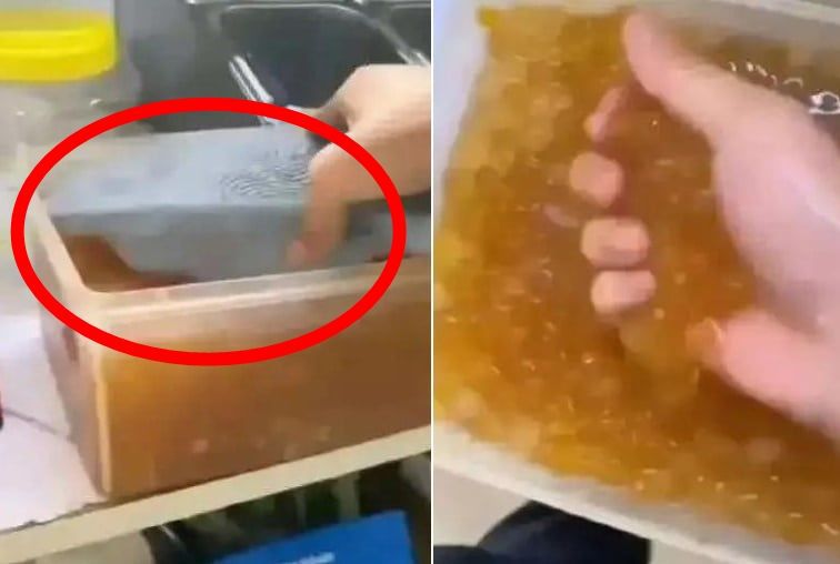 중국 밀크티 가게 직원이 식재료 통에 슬리퍼를 넣거나 재료를 손으로 만지는 모습./ 바이두