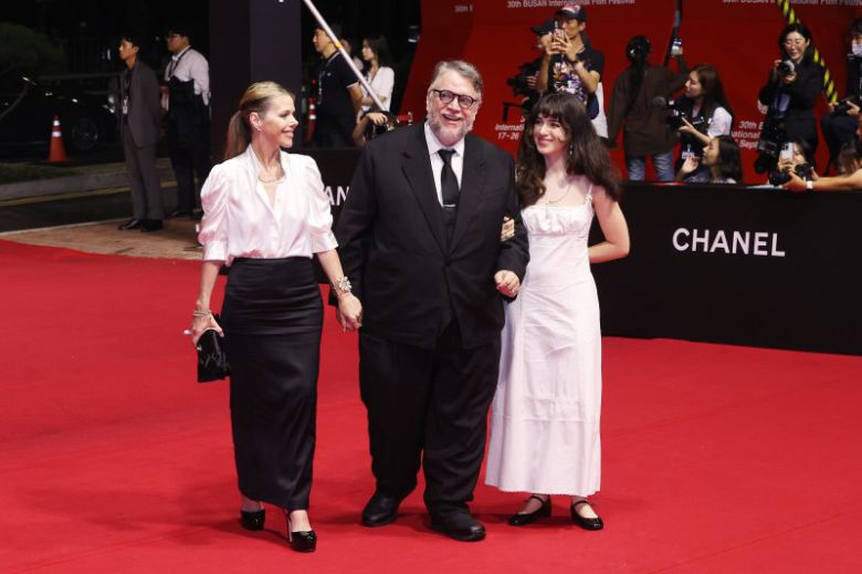 기예르모 델 토로 감독(가운데)이 아내, 딸과 함께 지난 17일 부산 해운대구 영화의전당에서 제30회 부산국제영화제(BIFF) 개막식 포토월에 참석하기 위해 레드카펫을 밟고 있다. 연합뉴스