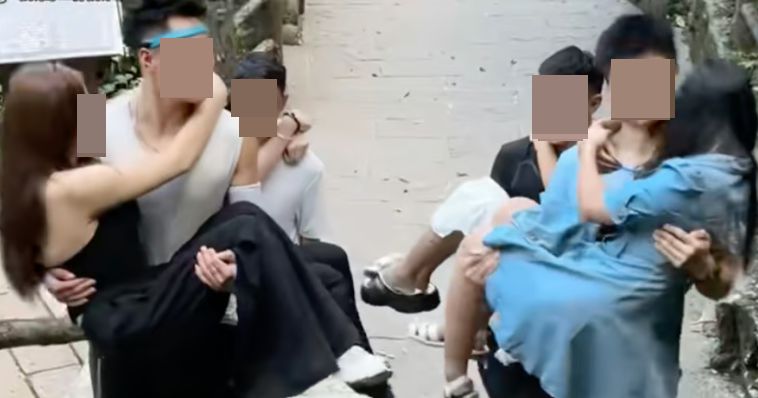 중국 쓰촨성 남서부에 위치한 에메이산에서 젊고 근육질의 남성들이 등반 동반자로 고용돼 여성 고객들을 가파른 산길로 업고 올라가고 있다./사진=사우스차이나모닝포스트(SCMP)