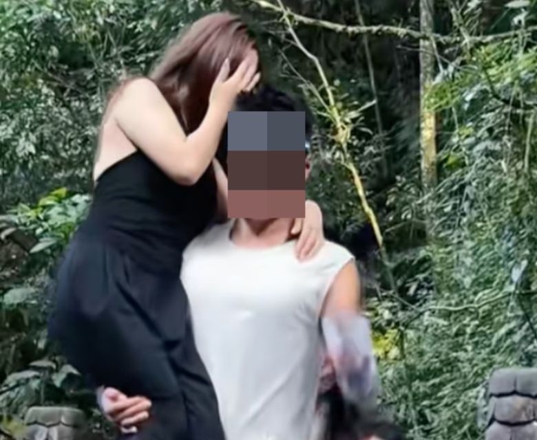 중국 쓰촨성 남서부에 위치한 에메이산에서 등반 동반자인 남성이 여성 고객을 안고 사진을 찍고 있다./사진=사우스차이나모닝포스트(SCMP)