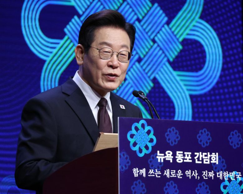 이재명 대통령이 22일(현지 시간) 미국 뉴욕의 한 호텔에서 열린 동포 간담회에서 인사말을 하고 있다. 사진=뉴시스