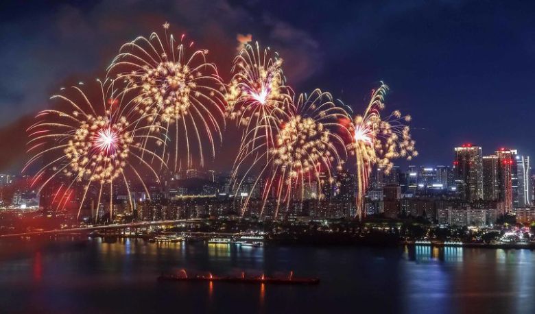 서울 여의도 한강공원 일대에서 열린 '2024 서울세계불꽃축제'에서 화려한 불꽃이 밤하늘을 수놓고 있다. 2024.10.5/뉴스1 ⓒ News1 민경석 기자 /사진=뉴스1                                    [서울=뉴시스]불꽃축제를 앞두고 당근마켓에 20만원에 구매한 스타벅스 여의도한강공원점 좌석을 30만원에 판매한다는 게시글이 올라왔다. (사진출처: 당근마켓 캡처) 2025.09.22. /사진=뉴시스